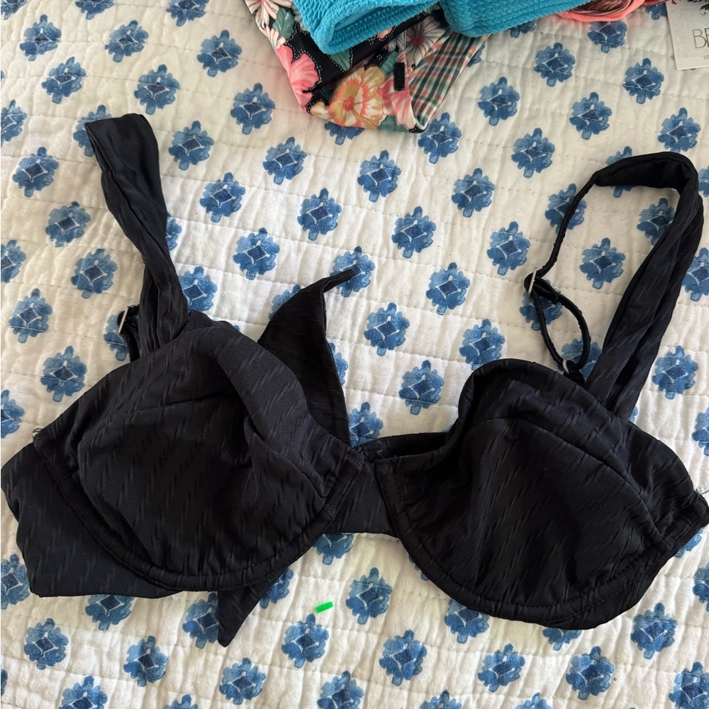 NWOT Abercrombie Medium Elegant Black Underwire Bikini Top